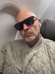 I used to think being “good at sales” meant having the perfect pitch 🎯  Turns out… that belief kept me stuck for years. Here's what I learned 👇  When I first started