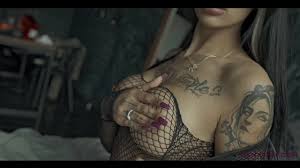 SANKTOR - UNE FILLE TATOUÉE AUX GROS SEINS AFGHAN KUSH SE MASTURBE