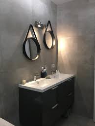 Peinture salle de bain, carrelage, béton ou marbre gris s'associent sans compter au blanc et ne refusent pas le bois naturel clair ou grisé pour créer une ambiance raffinée et apaisante propice à l'univers déco salle de bain. Carrelage De Salle De Bain 30 Idees Pour Vous Inspirer Kozikaza