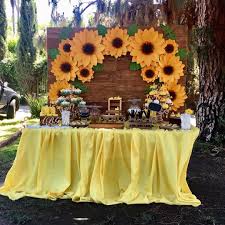 Maybe you would like to learn more about one of these? La Imagen Puede Contener 1 Persona De Pie Flor Y Exterior Birthday Candy Table Sunflower Birthday Parties Backdrops For Parties