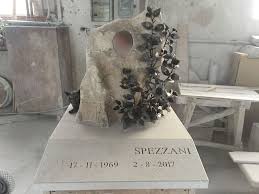 El arte funerario es cualquier obra de arte que forma parte o está ubicada en un depósito de restos de muertos. Realizzazione Monumenti E Lapidi In Marmo Botticino Rezzato Italia