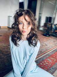 Iulia albu este una dintre cele mai renumite vedete din românia și este de asemenea recunoscută pentru stilul său extravagant pe care îl adoptă iulia albu a fost căsătorită cu creatorul de modă mihai albu, de care a divorțat în 2013, după opt ani de căsnicie. Fiica Iuliei Albu Are 11 Ani È™i SeamÄƒnÄƒ Tot Mai Mult Cu Mama Ei Imaginile Cu Mikaela Au FÄƒcut SenzaÈ›ie In Mediul Virtual Am È›inut O Departe De AceastÄƒ Lume Libertatea