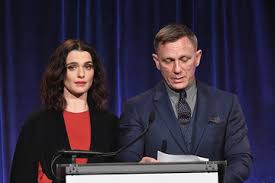 Rachel weisz and daniel craig enjoy a relaxing day on the beach together before new year's eve on the island of turks and caicos. Daniel Craig Rachel Weisz Pictures Photos Images Zimbio