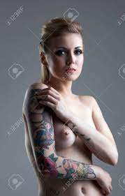 Portrait Der Nackte Tätowierte Frau Mit Brustwarzen-Piercing Lizenzfreie  Fotos, Bilder und Stock Fotografie. Image 31417467.