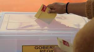 Ese día se realizará la segunda vuelta de la inédita elección de gobernadores regionales. Segunda Vuelta De Gobernadores Regionales Quienes Son Los Vocales De Mesa Convocados Para Este Fin De Semana