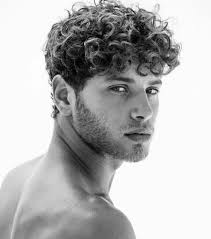 Coupe Courte Avec Boucles Tombantes Sur Le Devant En 2020 Cheveux Courts Homme Coiffure Homme Cheveux Boucles Coiffures Pour Homme Frise