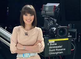 Răzvan simion, cunoscutul prezentator de la antena 1, a participat la ceremonia de căsătorie a colegului său de platou, dani oțil, alături. O NouÄƒ TitularÄƒ La Pupitrul È™tirilor Sportive De La Antena 1 Cine Este Frumoasa Roxana Ghiorghian Galerie Foto