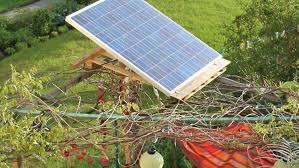 Solaranlagen für den garten sind meist sogenannte kleine anlagen in form kompletter sets mit leistungen deutlich unter 10 kw. Solaranlage To Go Mini Photovoltaikanlagen Fur Die Steckdose N Tv De