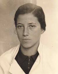 Der strohblonde Junge und die junge Ärztin in der Kinderklinik