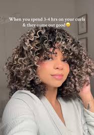 Gloria Curls's Instagram, Twitter & Facebook