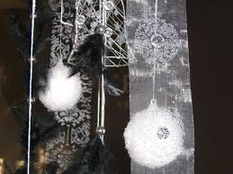 Des couronnes faits maison en pailles ou en papiers mais qui sont toutes à faire soi même de manières très simples et faciles pour décorer vos portes pour le nouvel an 2015, des petits anges coupés, colorés et décorés avec soin en. 3 Deco De Noel A Faire Soi Meme