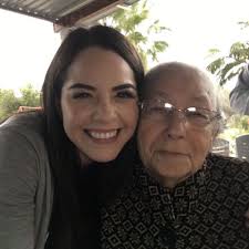 Abuelita Cande. ✨🤍 Esposa, mamá de muchos hijos, recuerdo que a veces mis  primos y yo empezábamos a contar cuantos somos en total y pasábamos los  100, su casa siempre estaba llena.🥰Una
