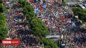 Manifestantes contra o presidente brasileiro jair bolsonaro em meio ao gás lacrimogênio lançado pela polícia militar, em são paulo, em 31 de maio de 2020, durante manifestação pela democracia. Protestos Contra Bolsonaro Pais Tem Manifestacoes Em 24 Estados E No Df Bbc News Brasil