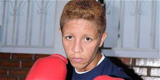 Campeona de boxeo destruyó a quienes intentaron asaltarla