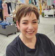 Short haircut with halo topper for thin hair