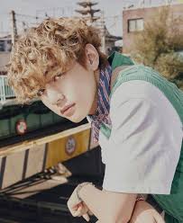 Maybe you would like to learn more about one of these? Fotos Von Taehyung Mit Lockigem Welligem Haar Korebu Com De