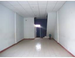 Beruntung, tidak ada korban jiwa dalam kejadian ini, namun tiga orang karyawan minimarket tampak syok. Minimarket Tampak Depan Tempat Usaha Com