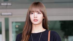 ¡lisa de blackpink ha sido seleccionada como la nueva embajadora de la marca de lujo bvlgari! Blackpink S Lisa Showed Off Her Red Hair And Bangs Teen Vogue