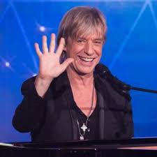 Après la tournée phénomène des insus, il est revenu, sans prévenir et seul sur scène, au théâtre. Jean Louis Aubert Qui Est France Lory La Mere De Son Fils Arthur Femme Actuelle Le Mag