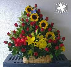 Canasta De Rosas Girasoles Y Lilis Parte De Los Pedidos Entregados En La Manana Regala Rosas Flores Girasoles Li Table Decorations Decor Floral Wreath