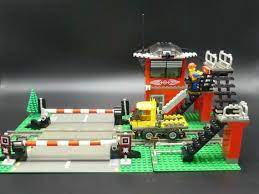 Bij de spoorwegovergang staat het sein op groen voor de fietser, dus rem op tijd af! Vind Lego Spoorwegovergang Lego In Speelgoed Duplo En Lego Op Marktplaats