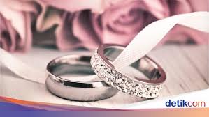 Maybe you would like to learn more about one of these? 5 Desain Cincin Kawin Yang Lagi Tren Di 2020 Seperti Apa