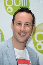 Photo : Bertrand Chameroy pose en compagnie de Billy avec la casquette  GioBoy.