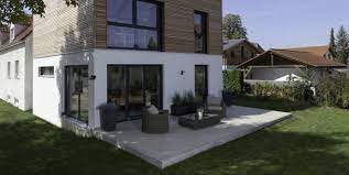 Mit einem holzunterbau lassen sich höhenunterschiede begradigen foto: Terrasse Anbau Wintergarten Energie Fachberater