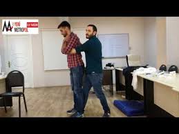Hava yolu tıkanması, tam veya kısmi tıkanma olarak ikiye ayrılır. Hayat Kurtaran Heimlich Manevrasi Nedir Nasil Yapilir