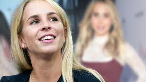 Nina neuer in black swimsuit on holiday in formentera. Nina Neuer Eindeutiges Statement Die Dirndlschleife Verrat Ihren Beziehungsstatus Bunte De