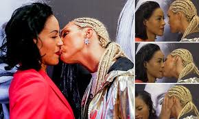 Mikaela har varit extremt framgångsrik i två olika sporter. Mikaela Lauren Shocks Cecilia Braekhus With A Kiss Daily Mail Online