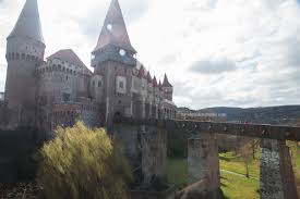 H unedoara și regiunea care o înconjoară, împreună cu țara hațegului, au format încă din evul mediu un important centru de cultură românească. Castelul Corvinilor Huniazilor Din Hunedoara Travelguideromania