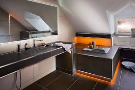 Badewanne mit nische ablage spots abstellmoglichkeit highlight. Badezimmer Schluter Systems