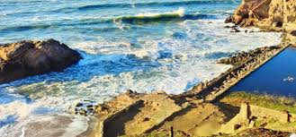 5 0 蘇特羅海灘浴場人不是很多的 這跟我們到達這裏的時候天氣已經有點轉涼有關係的 風景非常的好的 人不多的 配套也還可以 更適合自駕車過來玩的