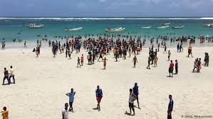 Somalia strand bred kyst mogadishu warsheikh efterlade forlade forvise løssluppenhed opgive udstøde afrika ancient arkitektur blå byggeri bygning opførelse cadale by kultur drone europa historic historical. Somalia Wenn Staatszerfall In Hunger Endet Afrika Dw 16 10 2017