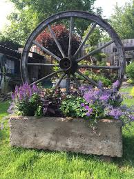 Give your garden a rustic barnyard look with this wagon wheel fence or planter. Pin By Ä¾udmila Pangracova On Best Flower Bed Tips Wheel Decor Wagon Wheel Decor Rustic Garden Decor