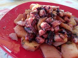 Trasferite il polpo e le patate in una teglia rivestita di carta forno, condite con l'aglio in camicia, l'olio, il sale, un pizzico di pepe e poco vino, circa mezzo bicchiere. Polpo Al Forno Con Patate Casareccio E Bello