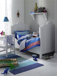 Schlafzimmer in naturlichen farbtonen bett hocker. Kinderbett Car Mobel