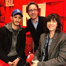 Il a une beauté, une intelligence immédiate qui correspond au charisme de gary. Charlotte Gainsbourg Et Pierre Niney Dans A La Bonne Heure