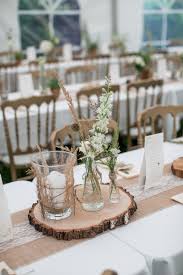 Tischdekoration Www Isabella Floristik At Tischschmuck Holzscheiben Hochzeit Trockenblumen In 2020 Hochzeit Deko Tisch Tischschmuck Hochzeit Tischgestecke Hochzeit