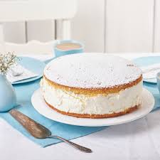 Durch die zugabe von quark und joghurt schmeckt der kuchen herrlich saftig, frisch ihr vorteil: Kase Sahne Torte Rezept Von Backen De