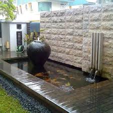 Dengan konsep akuarium, sisi depan yang dilapisi kaca tembus pandang membuat para tamu mudah desain kolam ikan koi ini juga dikelilingi oleh bebatuan yang menutup permukaan tanah. 9 Inspirasi Kolam Ikan Minimalis Di Teras Rumah Yang Cantik Nan Adem