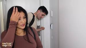 Colombiana rabuda fode um estranho que ela encontra no trem - Mariana  Martix e Papi Rodriguez BR