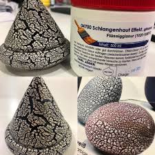 Carl Jager marka 04700 Beyaz Efekt Zemine istediğiniz parlak sırrı sürüp  üzerine efekt uygulayın 1020-1080 derece aralığında pişirin🥳 Görseldeki  örneklerde zemin sırları A1007 siyah A0456 calipso kırmızı CarlJager sadece  Hobi Seramik'te🔥 #hobiseramik #