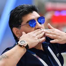 Claudio fernández verschickte dieses bild von sich mit dem leichnam von diego maradona über whatsapp. Diego Maradonas Korper Darf Laut Einem Gericht Nicht Verbrannt Werden Stern De