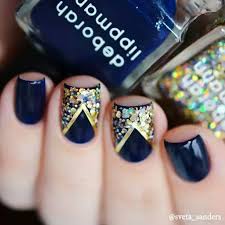 Una combinación delicada para morenas encantadoras. Esmalte Azul Glitter Dorado Unas Azules Manicura De Unas Manicuras