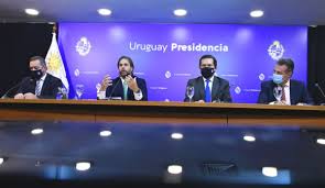 El registro de adultos mayores sólo se debe hacer en la plataforma mi vacuna de la secretaría de salud. Vacunas Contra El Covid 19 Pfizer A Adultos Mayores Y Personal De La Salud Sinovac A Los Docentes Informacion 24 01 2021 El Pais Uruguay