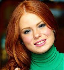 If A Warm Autumn With Naturally Red Hair And Green Eyes Wears Pinkish Blush And Lipstick And Blue Eye Hair Color Shades Red Hair Color Shades Red Hair Makeup