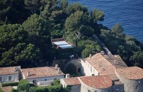 Le fort de brégançon est une résidence d'état utilisée comme lieu officiel de villégiature (principalement estivale) du président de la république française. A Bregancon La Piscine Est Flambant Neuve Mais Emmanuel Macron Prefere Mille Fois La Mer