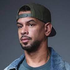 Leah Skelton's Instagram, Twitter & Facebook